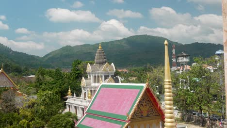vista de la ventana en el templo chalong en phuket tailandia tiro panorámico