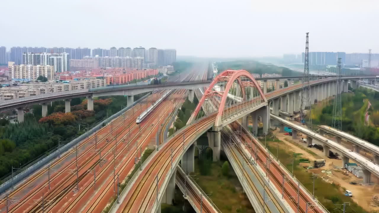 현대 고속 급행 열차가 철도역의 메인 라인 철도역으로 들어가는 장면