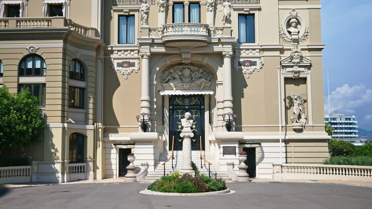 Primo piano della facciata dell'Opéra de Monte-Carlo alla luce del giorno