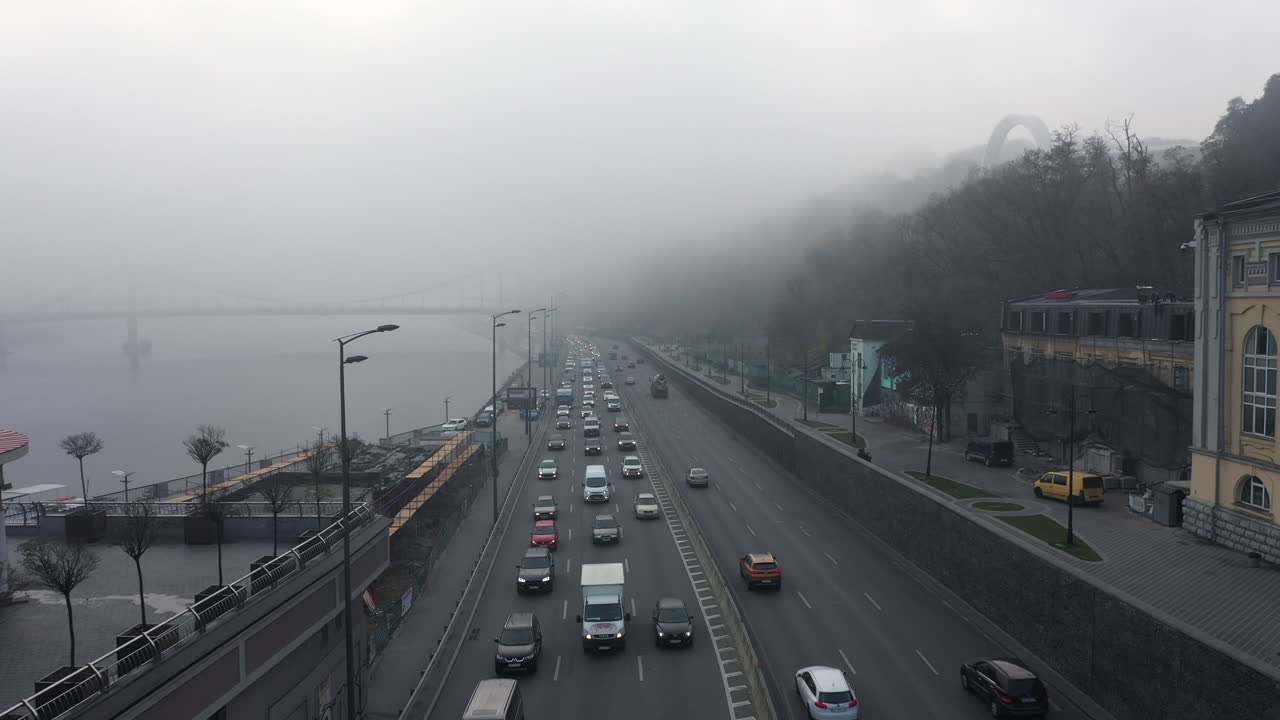 교통량 이 많은 안개 가 가득 한 도시 고속도로