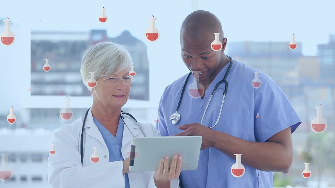 Professionnels de la santé discutant des données patient sur une tablette à l'hôpital