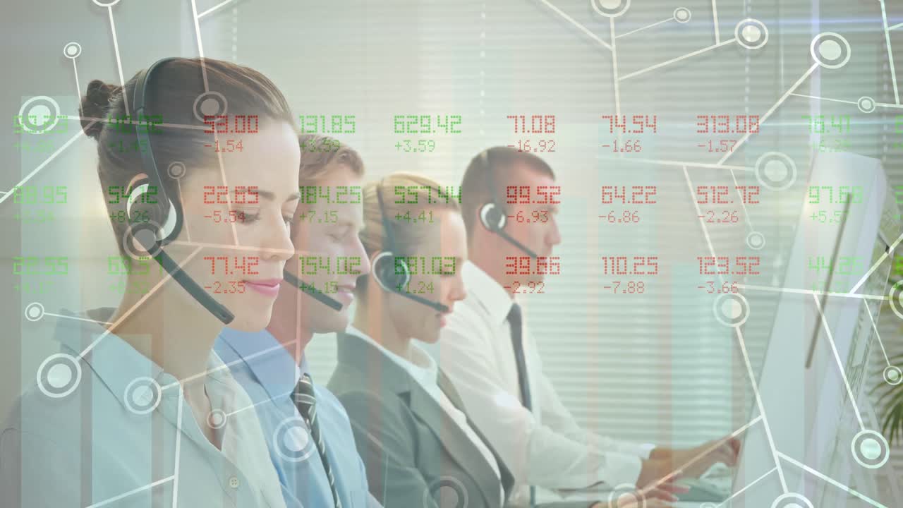 animación de estadísticas y procesamiento de datos sobre personas de negocios que usan auriculares telefónicos