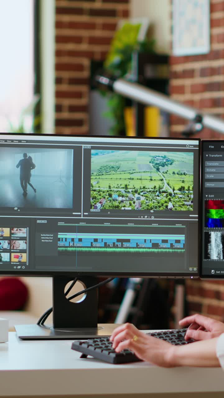 Video verticale: donna asiatica modifica video in un software di creatività nel suo ufficio domestico
