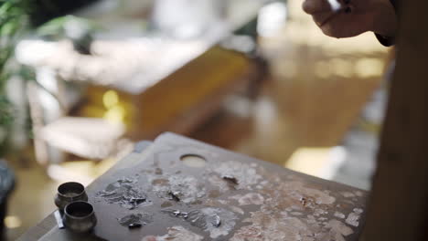 bloque creativo sobre la pintura en una paleta de color marrón en el estudio