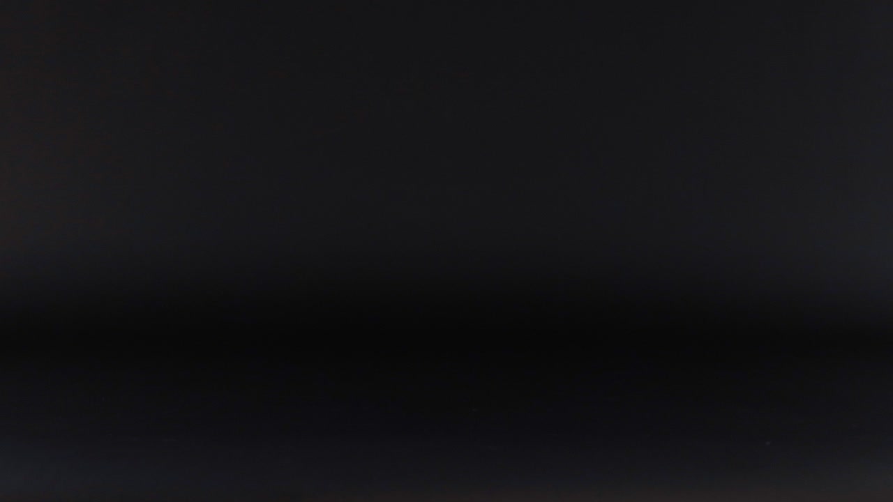 розовый мяч катится по темной поверхности