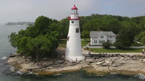 Faro-De-Cabeza-De-Mármol-A-Lo-Largo-Del-Lago-Erie-En-Ohio-Drone-Time-Lapse-Video