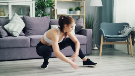 mujer estirándose en casa