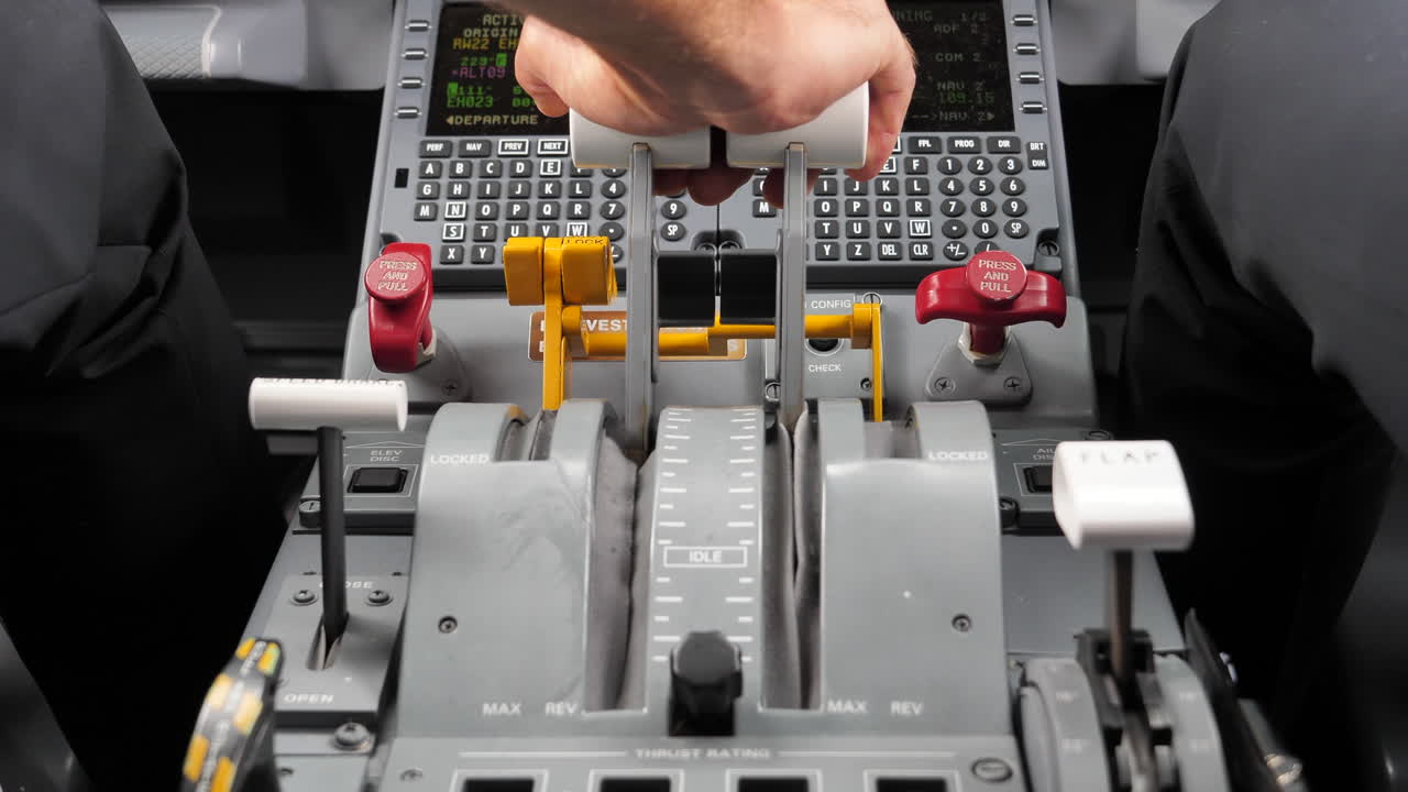 primer plano estático de la mano de los pilotos en el avión de aceleración del acelerador