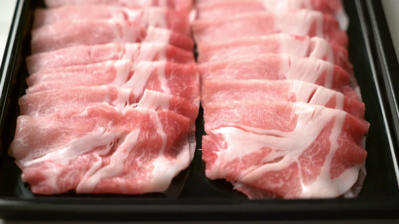 신선한 생 돼지 고기 등심 슬라이스