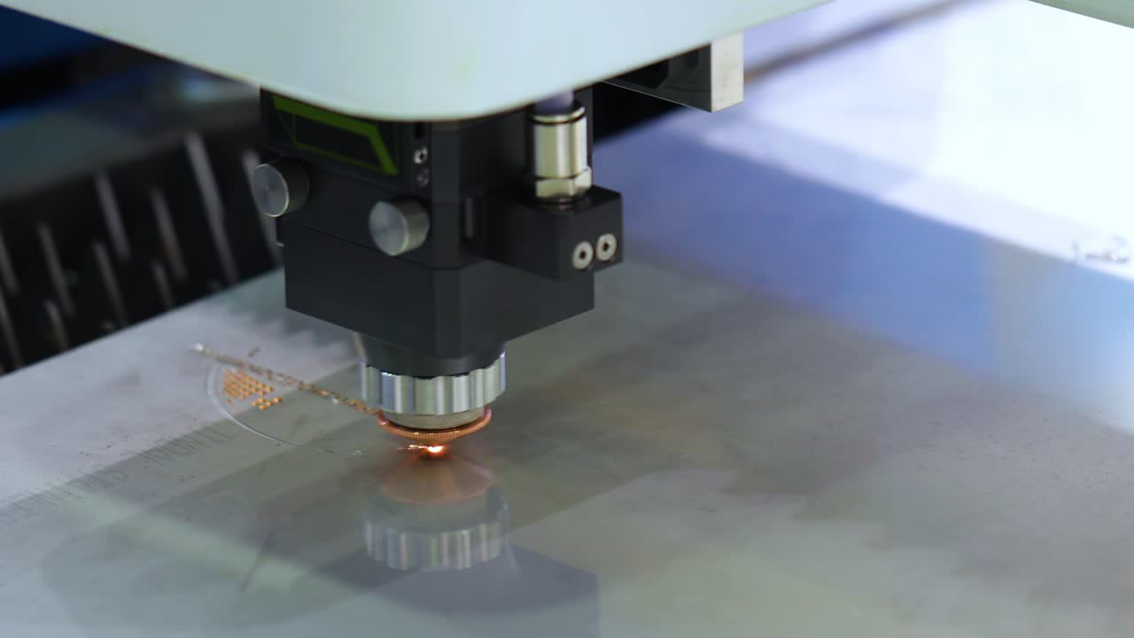 corte láser cnc de metal, tecnología industrial moderna.