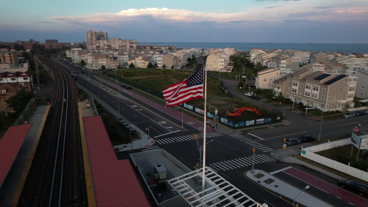높은 기차역과 넓은 텅 빈 도로 사이의 스트립 몰 지붕 위의 조감도