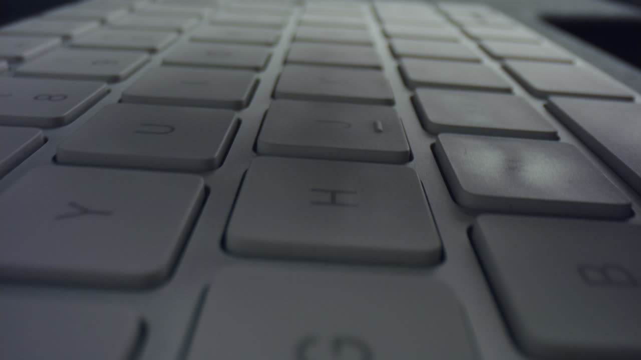 컴퓨터 키보드 에 타이핑 하는 남성 의 손. 키보드를 사용하는 인식 할 수 없는 남자