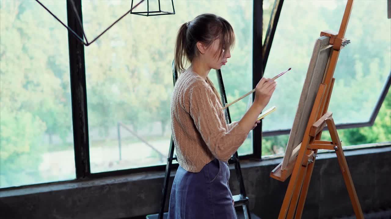 미술 스튜디오에서 그림 그리는 여자