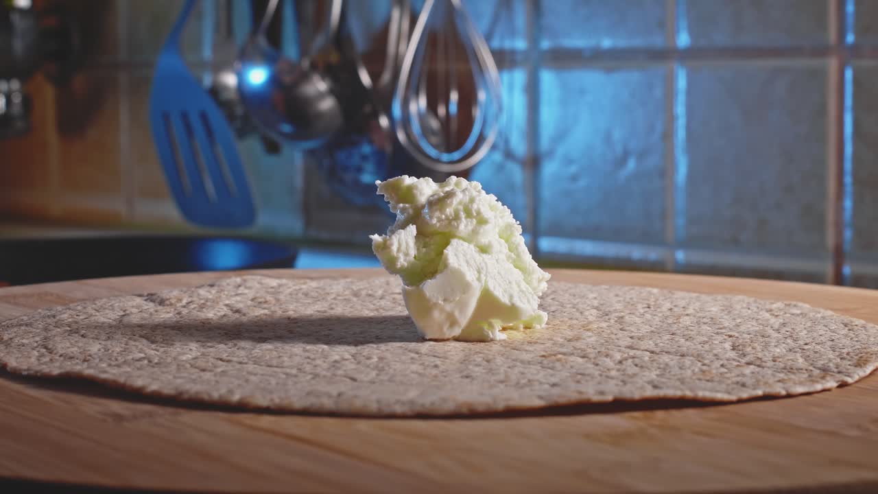 토르티야 랩에 저지방 치즈를 바르는 것. 확대