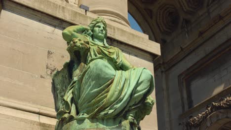 벨기에 브 ⁇ 셀 의 arcades du cinquantenaire 밖 에 있는 province de flandre-occidental 동상 의 초록색 조각