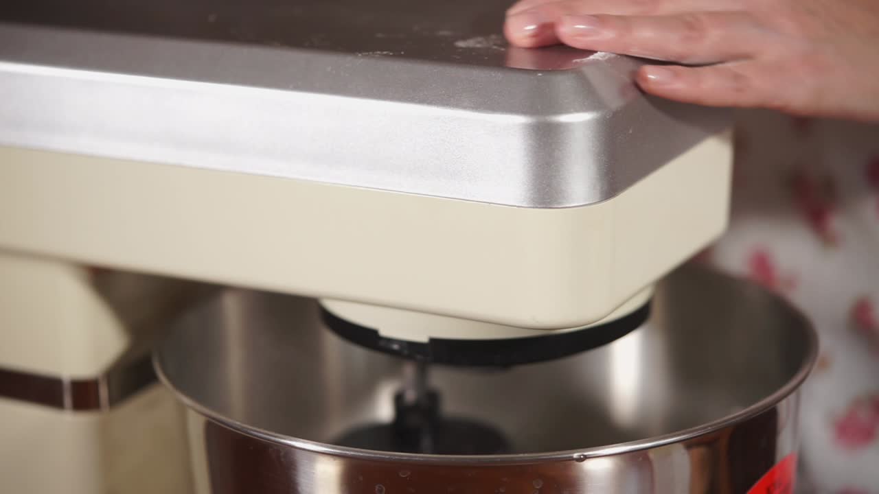 mujer usando un mezclador de soporte