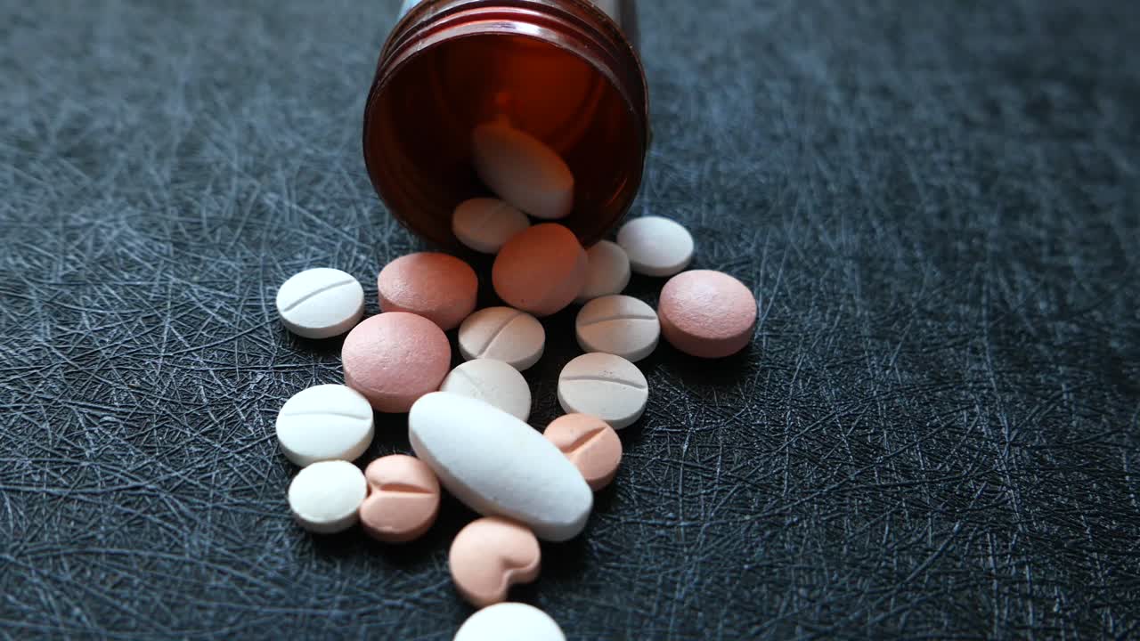 병에서 흘러내린 약