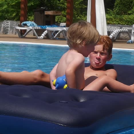 niños felices cerca de la piscina