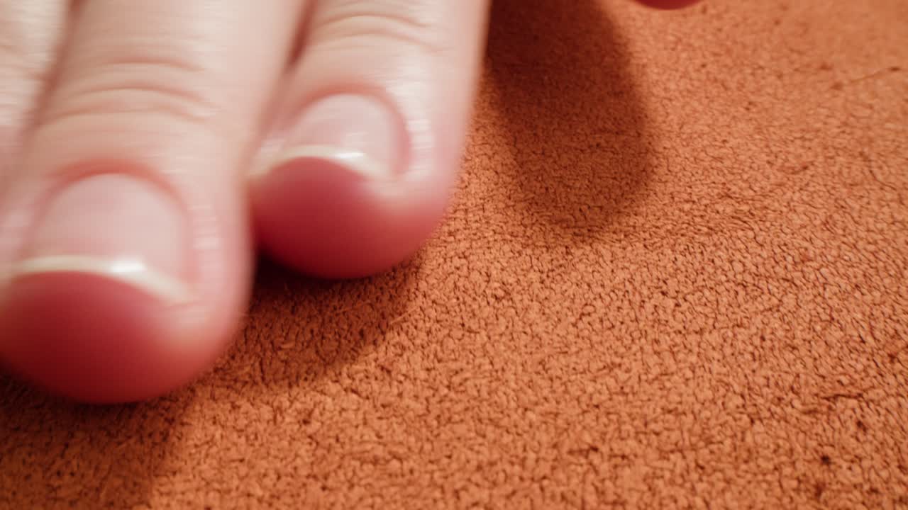 Doigts sur tissu éponge orange