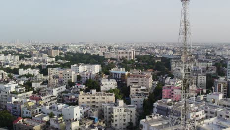 imágenes cinematográficas aéreas de una torre de comunicaciones sobre una ciudad de la india