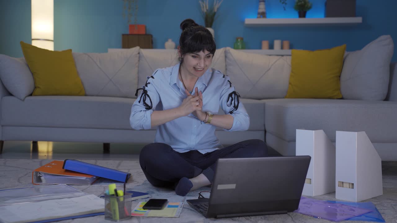 홈 오피스 워커인 여성은 노트북에서 보는 것에 기 ⁇ 합니다.