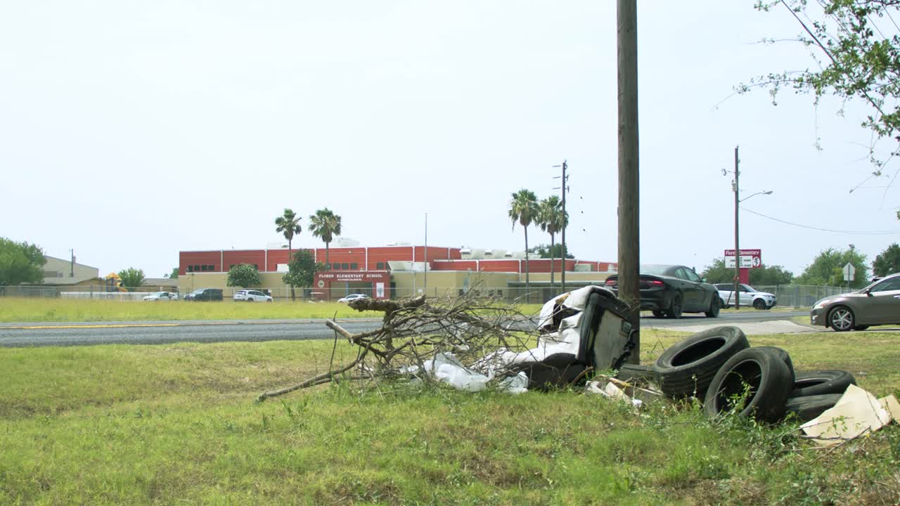 도시의 도로 옆에 쓰레기를 던지다
