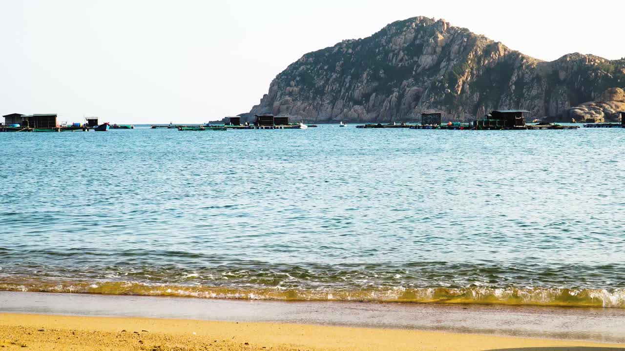 베트남 vinh hy bay의 양식 케이지 해안 어류 사육장