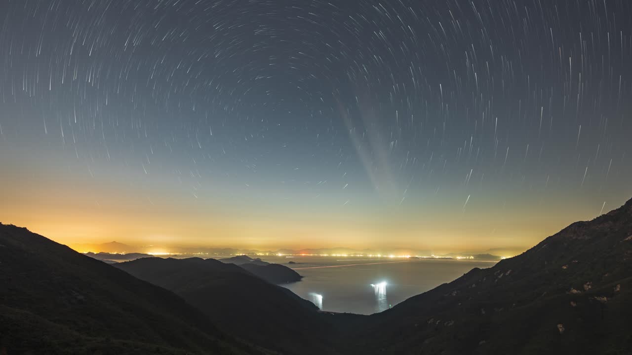 облака мчатся по небу, огни города мерцают в ночном пейзаже тай-лонг ау сай-кунг хонг-конг