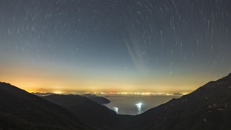 Wolken-Rasen-über-Den-Himmel,-Die-Lichter-Der-Stadt-Flackern-In-Der-Nacht-Zeitraffer-Tai-Long-Au-Sai-Kung-Hongkong