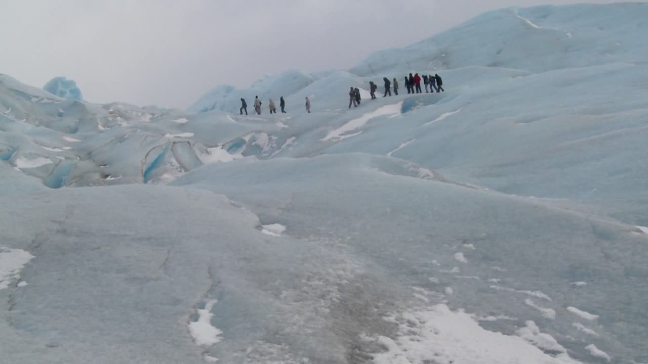 탐험가 그룹이 빙하를 가로질러 이동합니다.