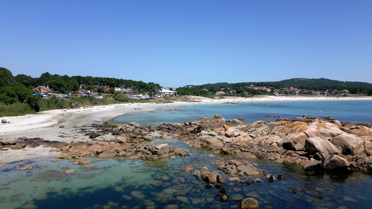 Atemberaubende Küstenlandschaft, Felsstrand und Resorts in Sanxenxo, Spanien