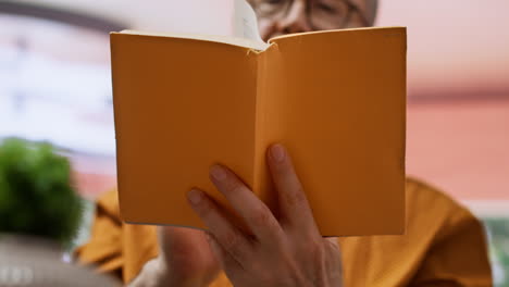 personas mayores leyendo un libro de literatura relajándose juntos en casa