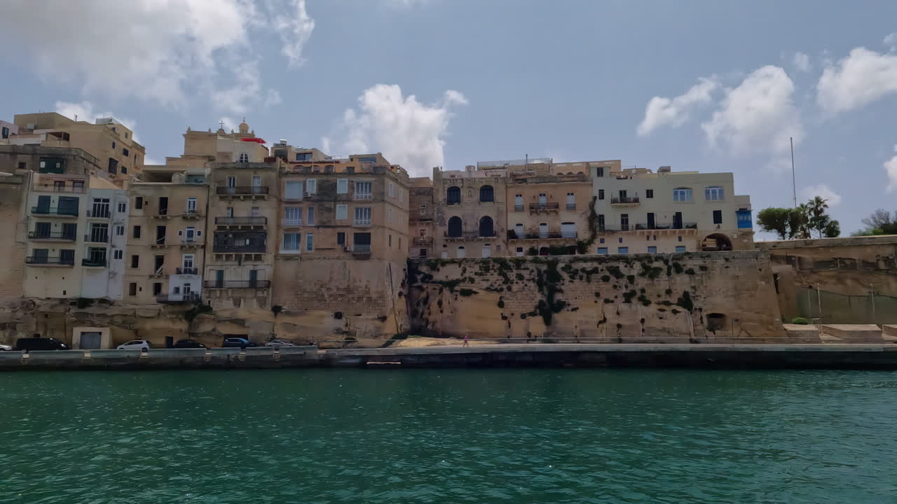 valletta, ciudad de malta edificios de apartamentos costeros desde el barco en movimiento