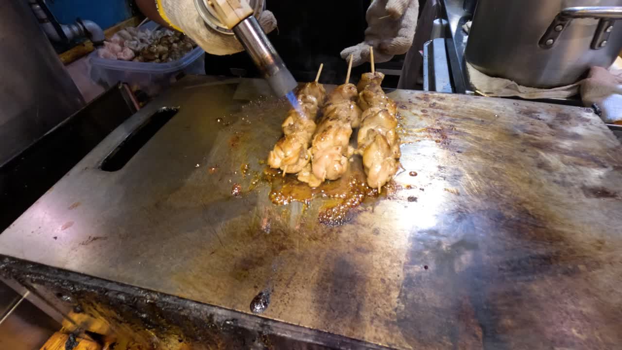 비 에 여 있는 뜨거운 고기