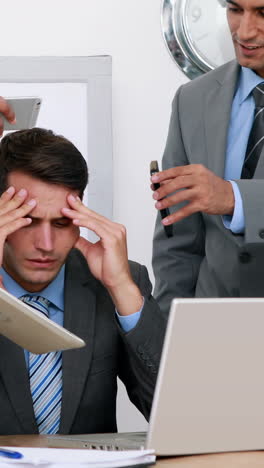hombre de negocios ansioso sentado con las manos en la cabeza