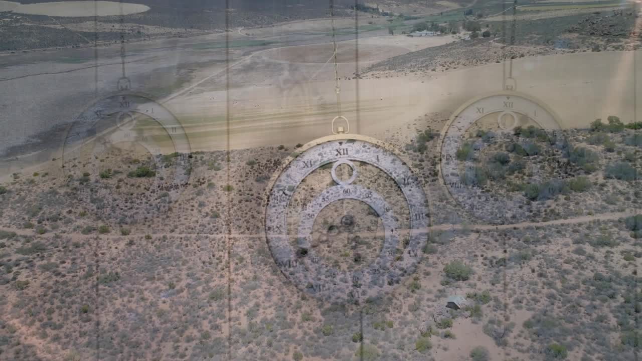 Ripresa aerea che si allontana, con sovrapposizione di un orologio romano che appare, quadranti sfumati che rivelano la costa e mostrano l'ora.