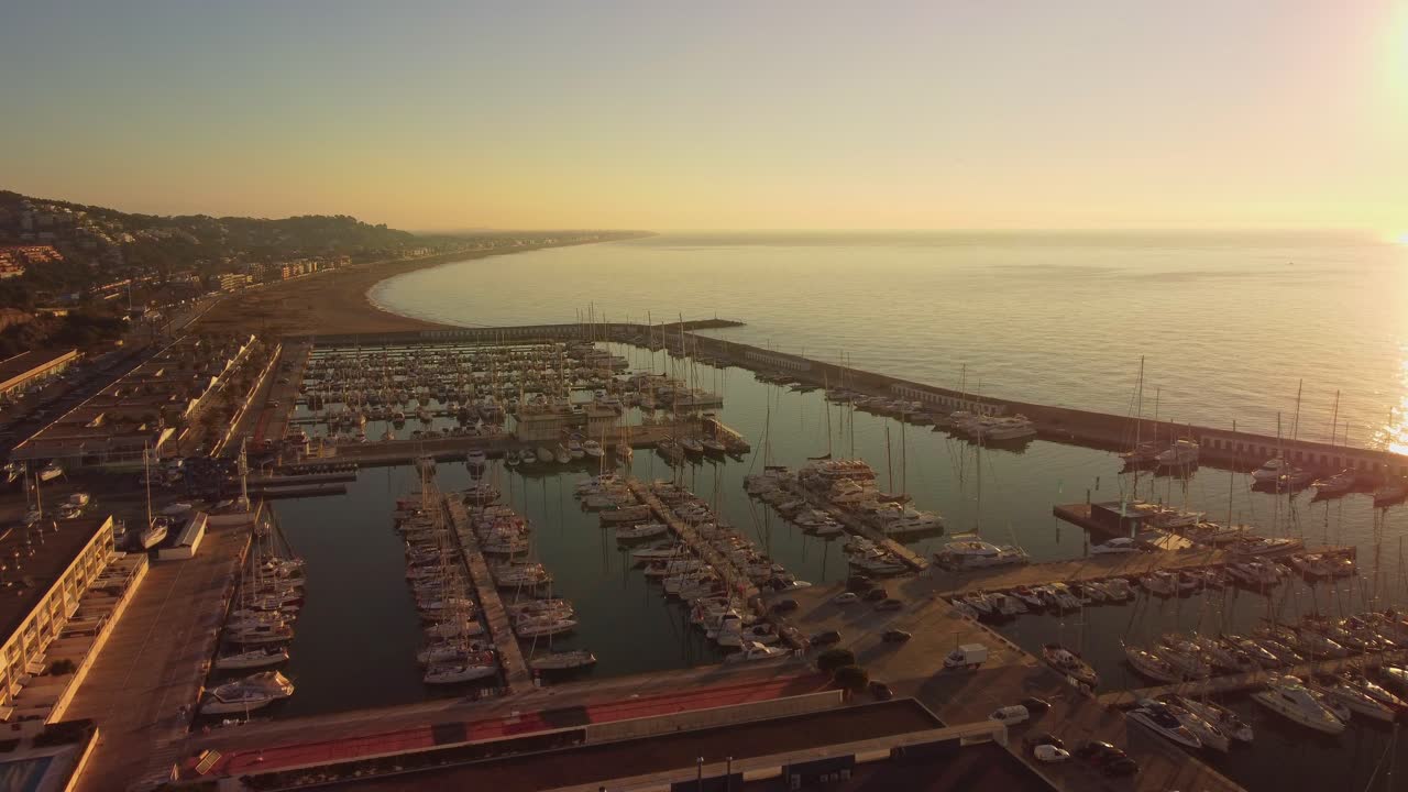 Nascer do sol sobre a marina Port Ginesta em Barcelona com uma vista deslumbrante da costa mediterrânea.