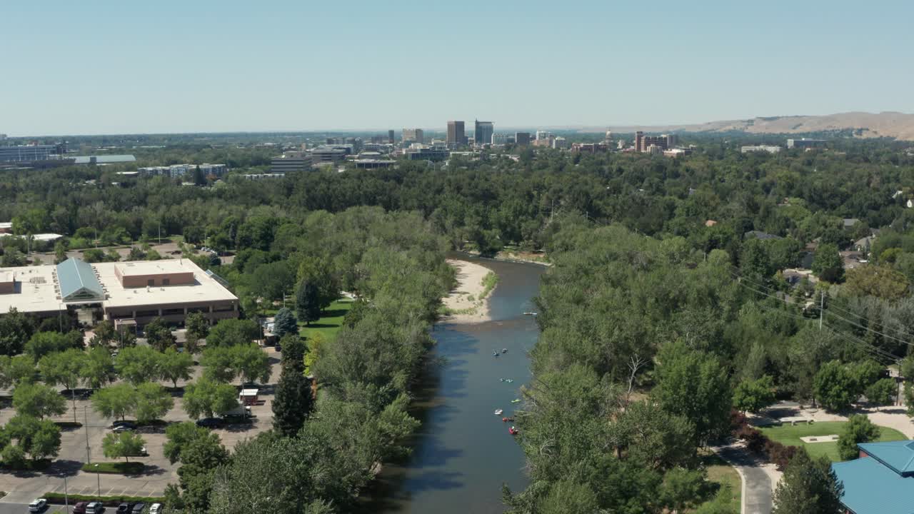 여름에 보이스 강을 따라 떠다니는 사람들의 드론 영상