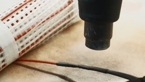 instalación de pistolas de calor y cables eléctricos de calefacción