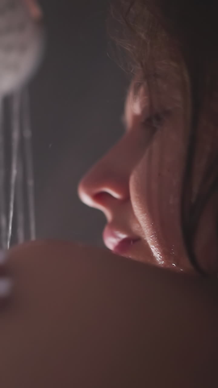 la mujer disfruta del acogedor calor de la ducha. la dama limpia el cuerpo. la mujer morena encuentra el disfrute en la comodidad del calor limpiando el cuerpo en un ambiente relajante.