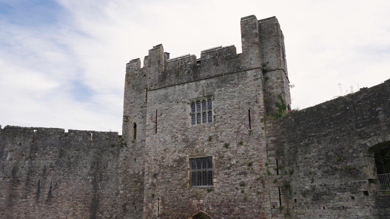 Scatto della parete interna del Castello di Chepstow, che rivela dettagli raffinati nella muratura e nei materiali invecchiati. La composizione enfatizza la texture, la profondità e la maestria artigianale storica
