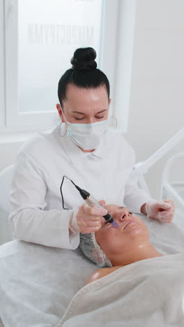 미용 전문가가 피링 절차를 수행하는 여성 피부 재생 dermapen microneedling dermastamp