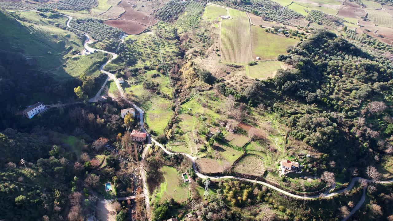 vista de parcelas, campos, casas y carreteras desde una perspectiva muy alta