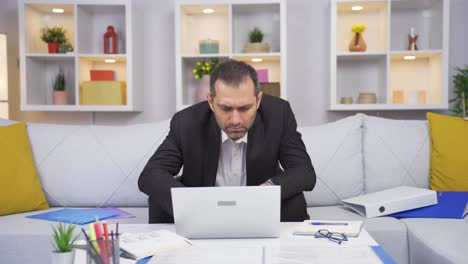 Hombre-Trabajador-De-Oficina-En-Casa-Leyendo-Malas-Noticias-Y-Sintiéndose-Frustrado.