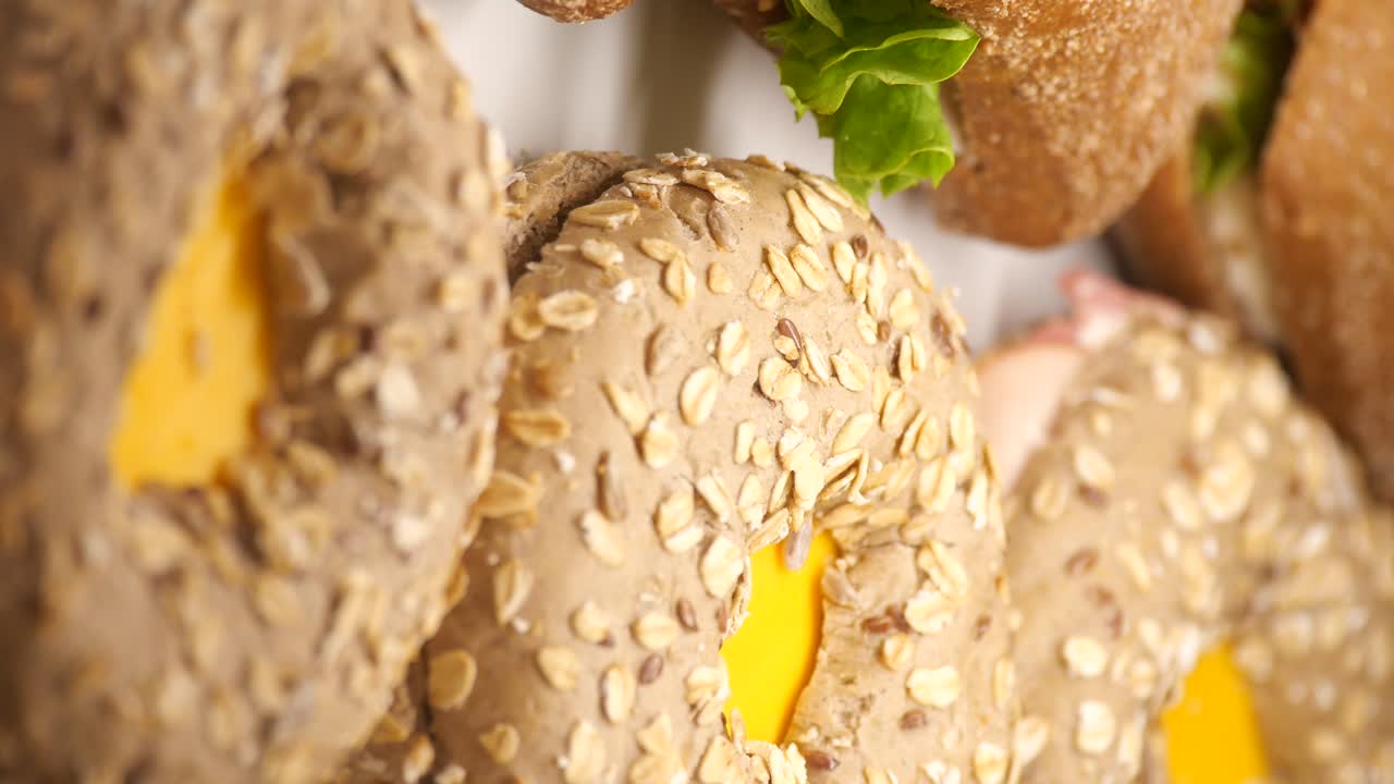 primer plano de sándwiches variados para el desayuno o el almuerzo