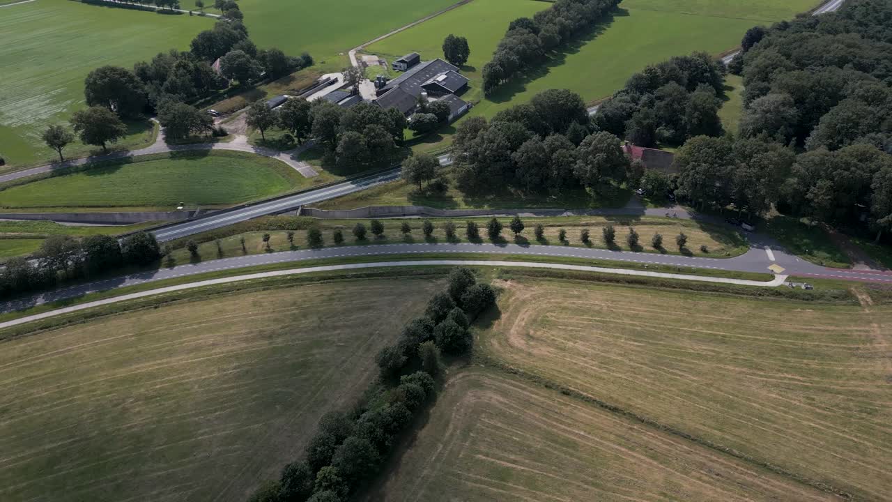 네덜란드 시골 의 농경지 와 도로 의 공중 사진