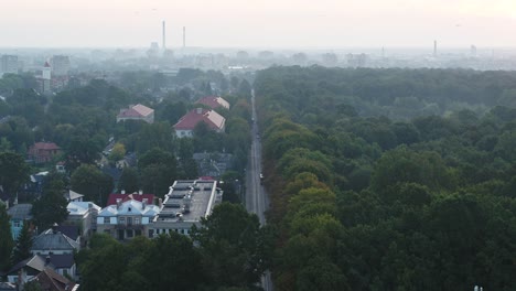 Oakwood-Park-In-Kaunas,-Litauen.-Drohnen-Luftbild