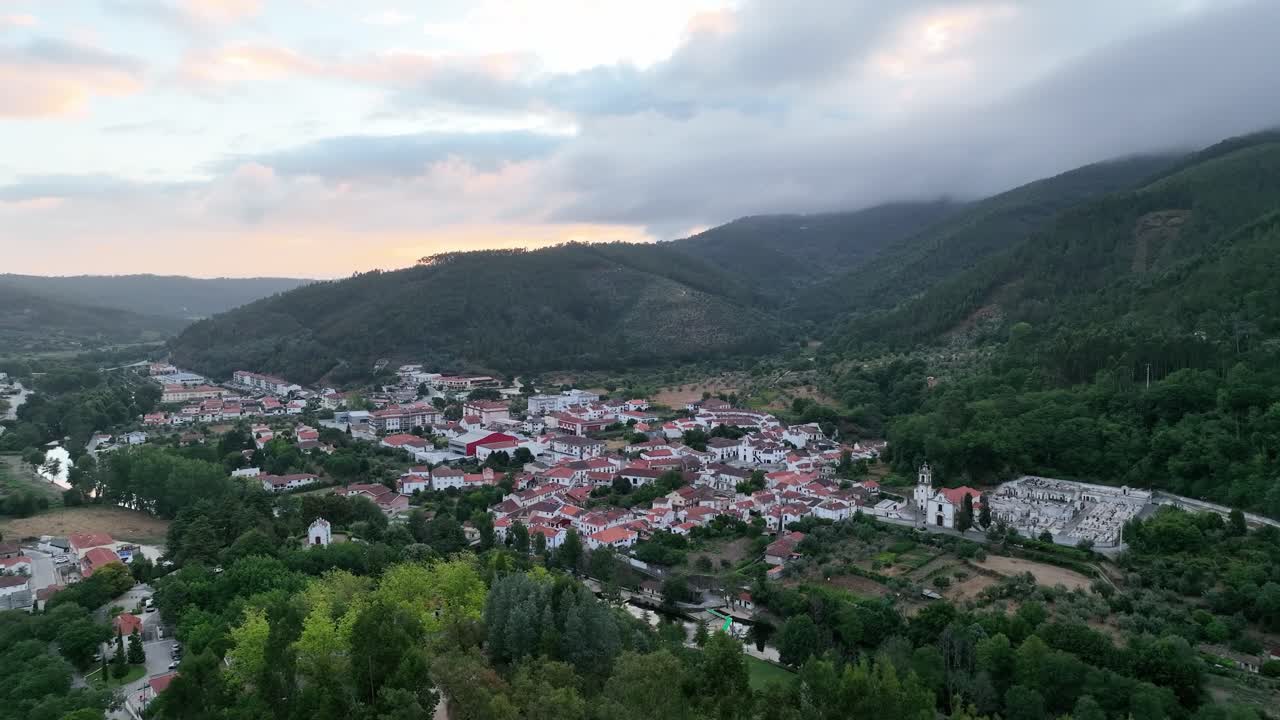 Vila portuguesa de Góis - distrito de Coimbra, pouco antes do nascer do sol no verão.