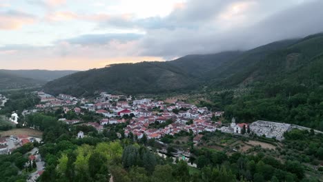 pueblo portugués góis - distrito de coimbra, poco antes del amanecer en verano