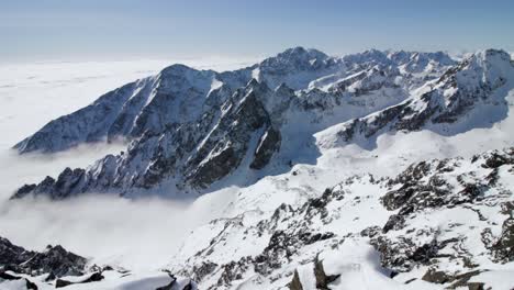 vista panorámica del valle neblinoso entre los altos picos nevados de la montaña tatras, eslovaquia